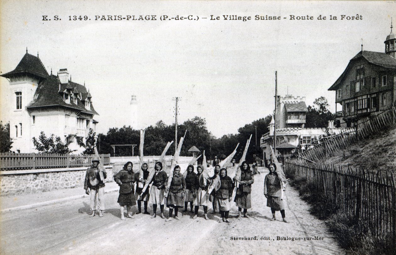 Postal que representa a los pescadores de camarones en el Village Suisse, Paris-Plage, c.1910 de French Photographer