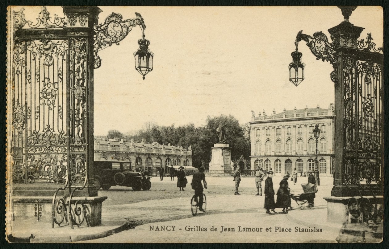 Postal que representa la Plaza Stanislas y las rejas de hierro dorado de Jean Lamour en Nancy, Francia, c.1920 de French Photographer