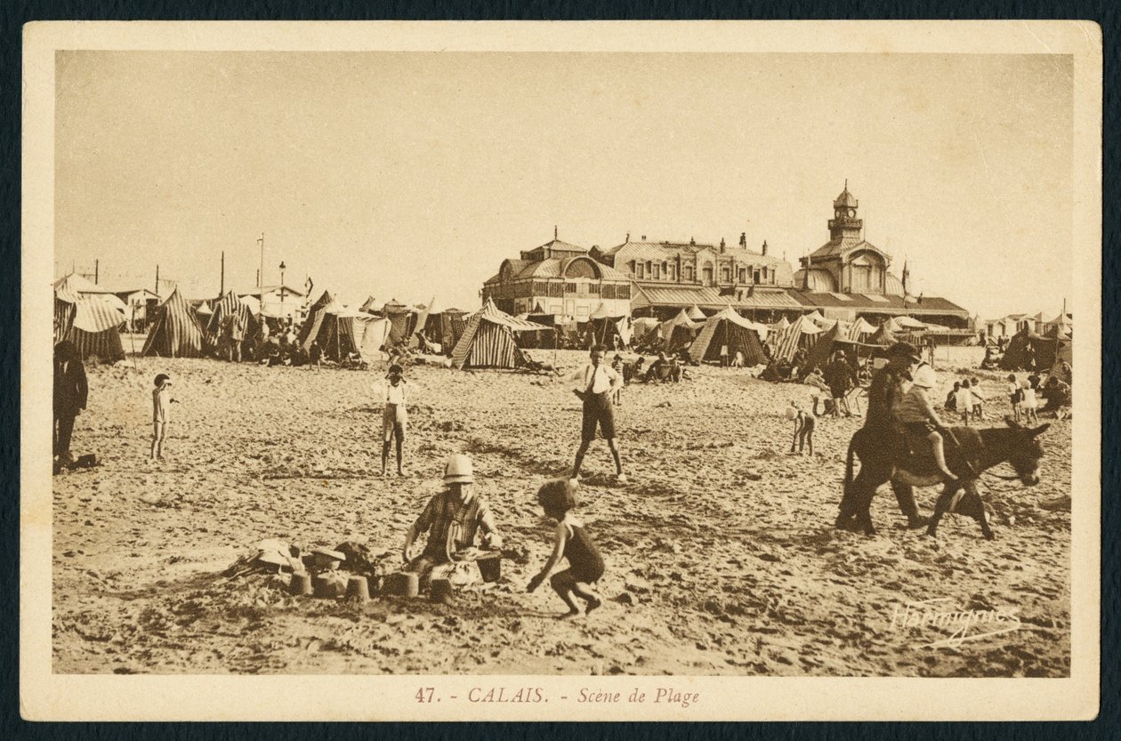 Postal que representa la playa y el Casino en Calais, Francia, c.1920 de French Photographer