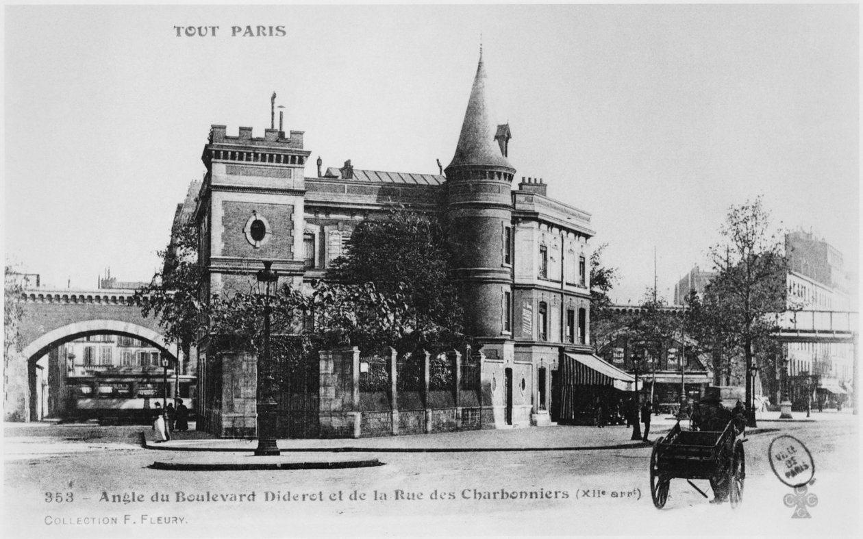Postal que muestra la esquina del Boulevard Diderot y Rue des Charbonniers, París, c.1900 de French Photographer