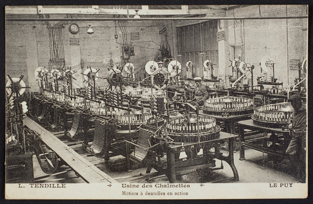 Postal que representa la fábrica de encajes Les Chalmettes, L. Tendille, en Le Puy, c.1900 de French Photographer