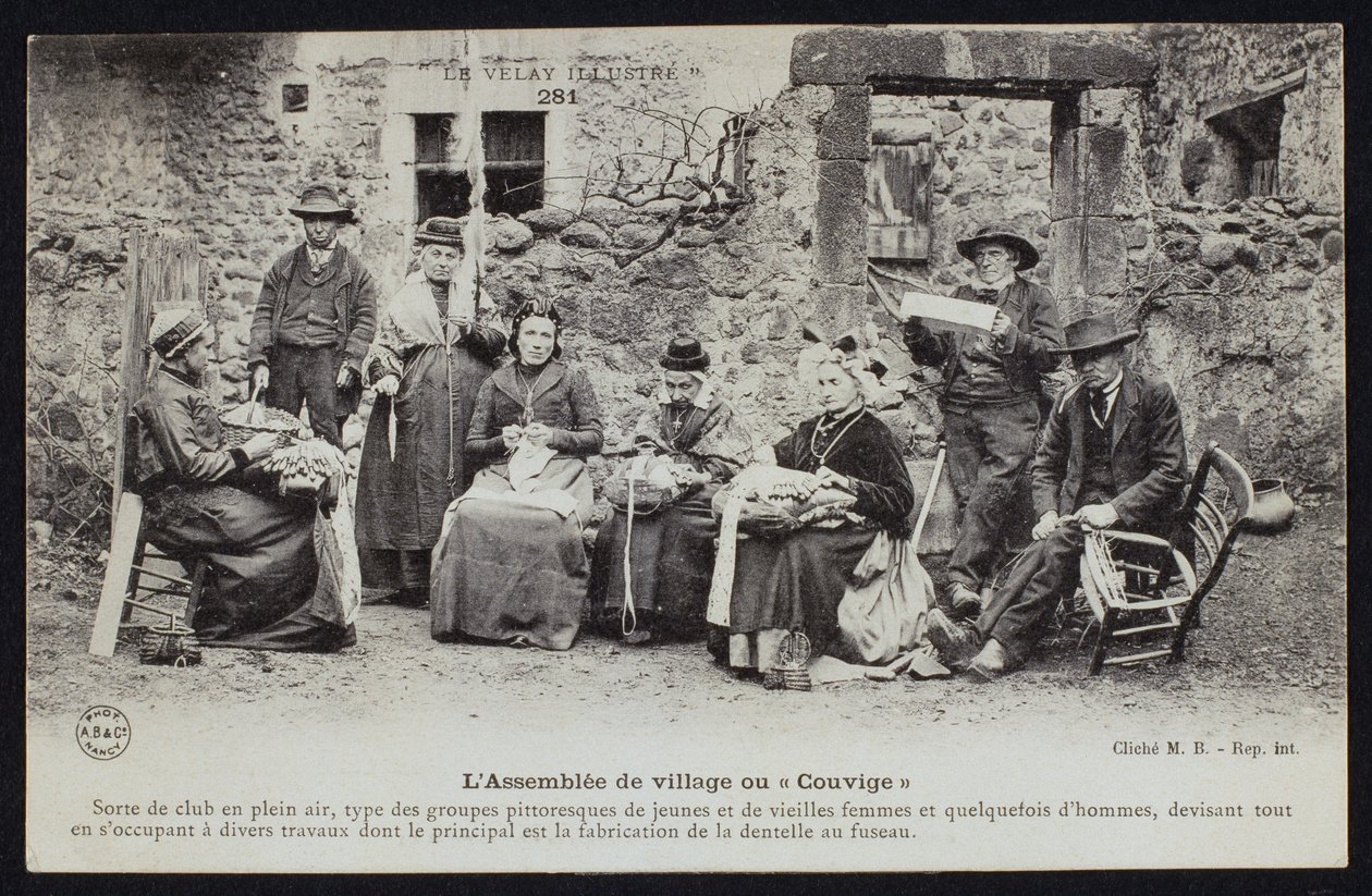 Postal que representa la reunión de aldeanos o Couvige, Le Puy-en-Velay, c.1900 de French Photographer