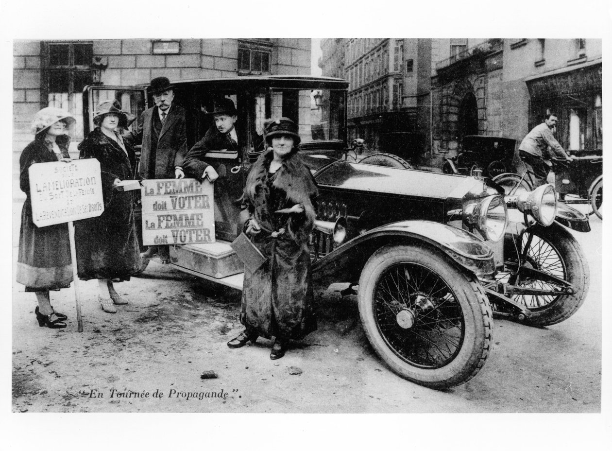 Postal de propaganda alentando a las mujeres a luchar por el derecho al voto, principios del siglo XX de French Photographer