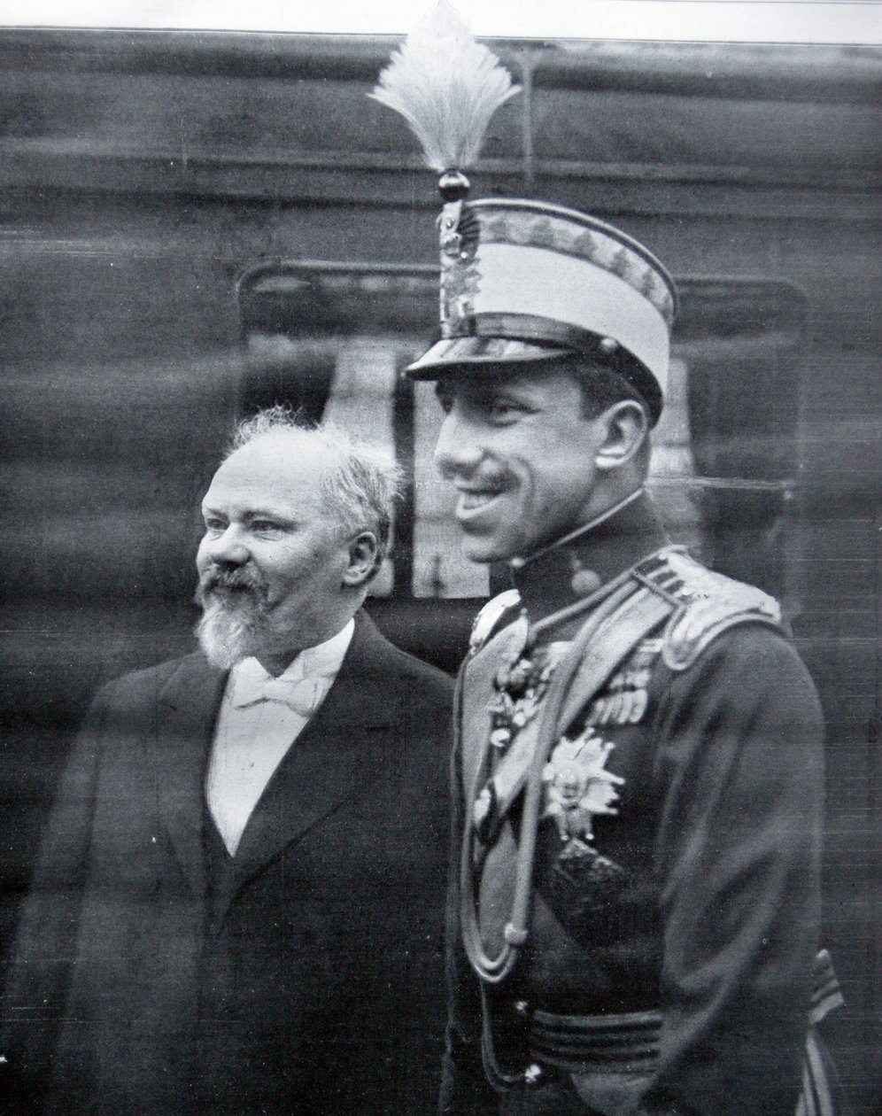 Raymond Poincare saludando al Rey Alfonso XIII de España de French Photographer