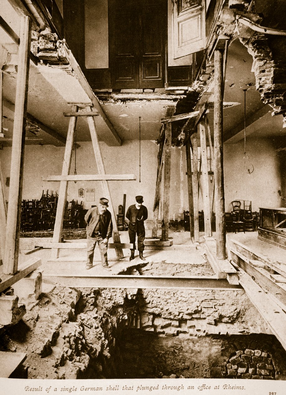 Resultado de un solo proyectil alemán que atravesó una oficina en Reims, 1914-19 de French Photographer
