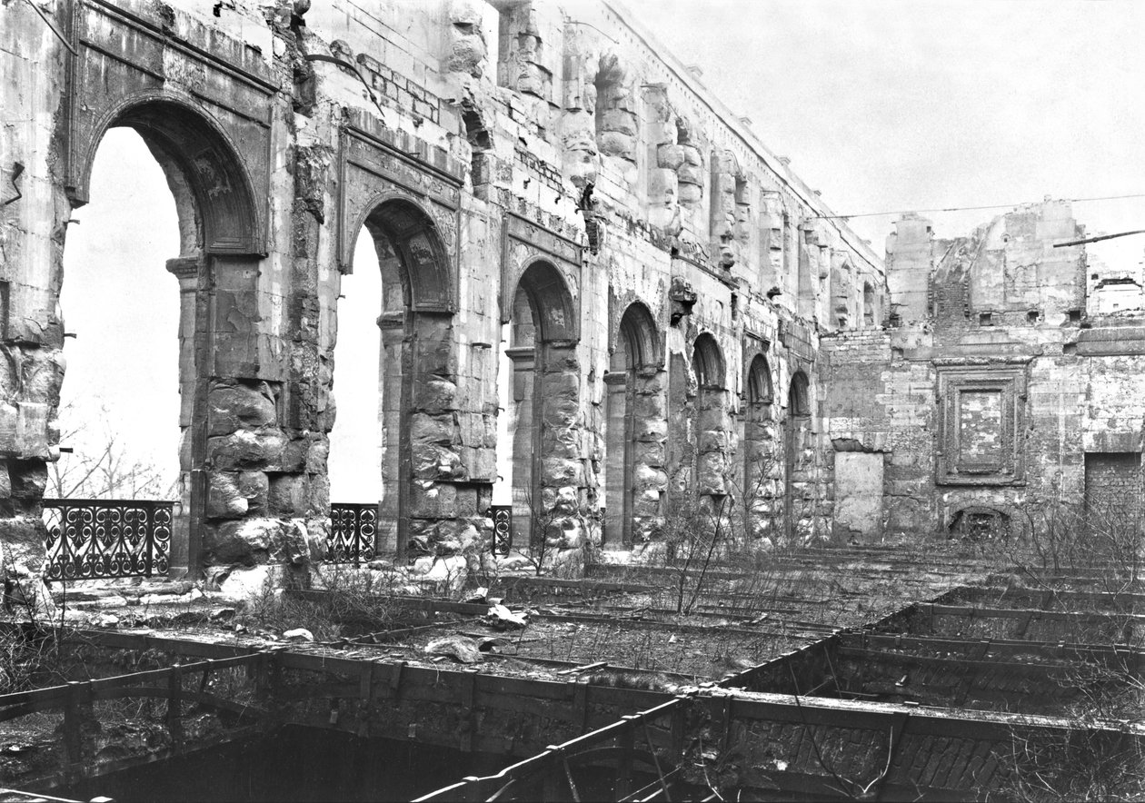 Ruinas de la Cour des Comptes durante la Comuna de París, 1871 de French Photographer
