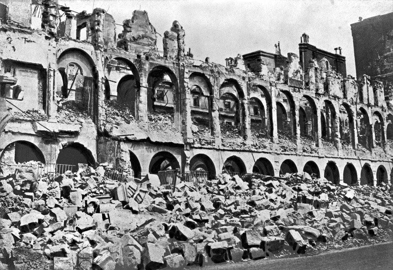Ruinas del Ministerio de Finanzas durante la Comuna de París, 1871 de French Photographer