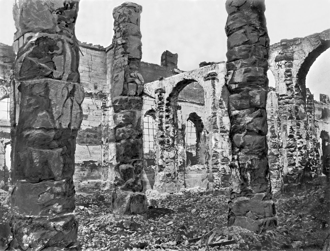 Ruinas del almacén durante la Comuna de París, 1871 de French Photographer