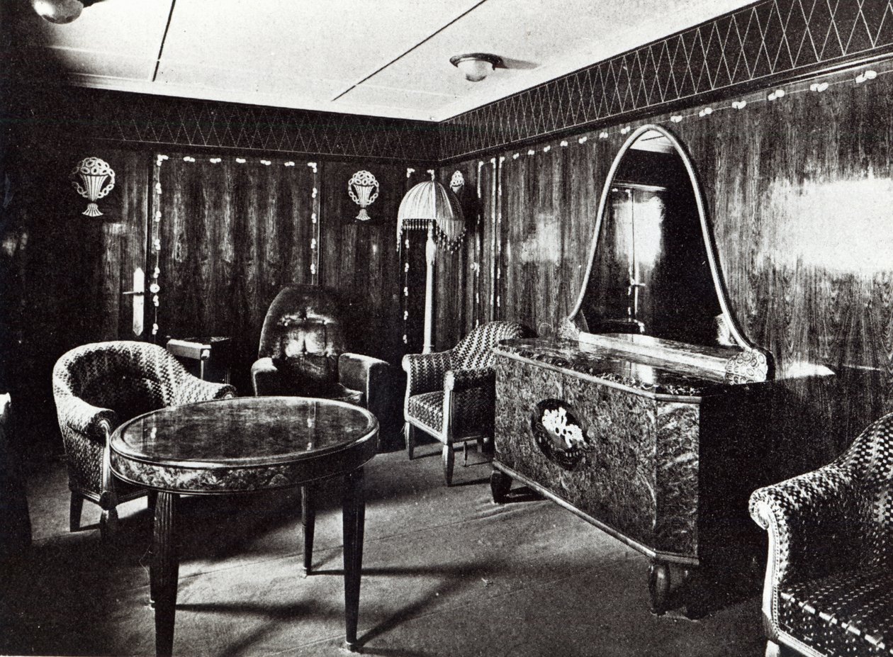 Salón de un apartamento de lujo en el transatlántico París, julio de 1921 de French Photographer