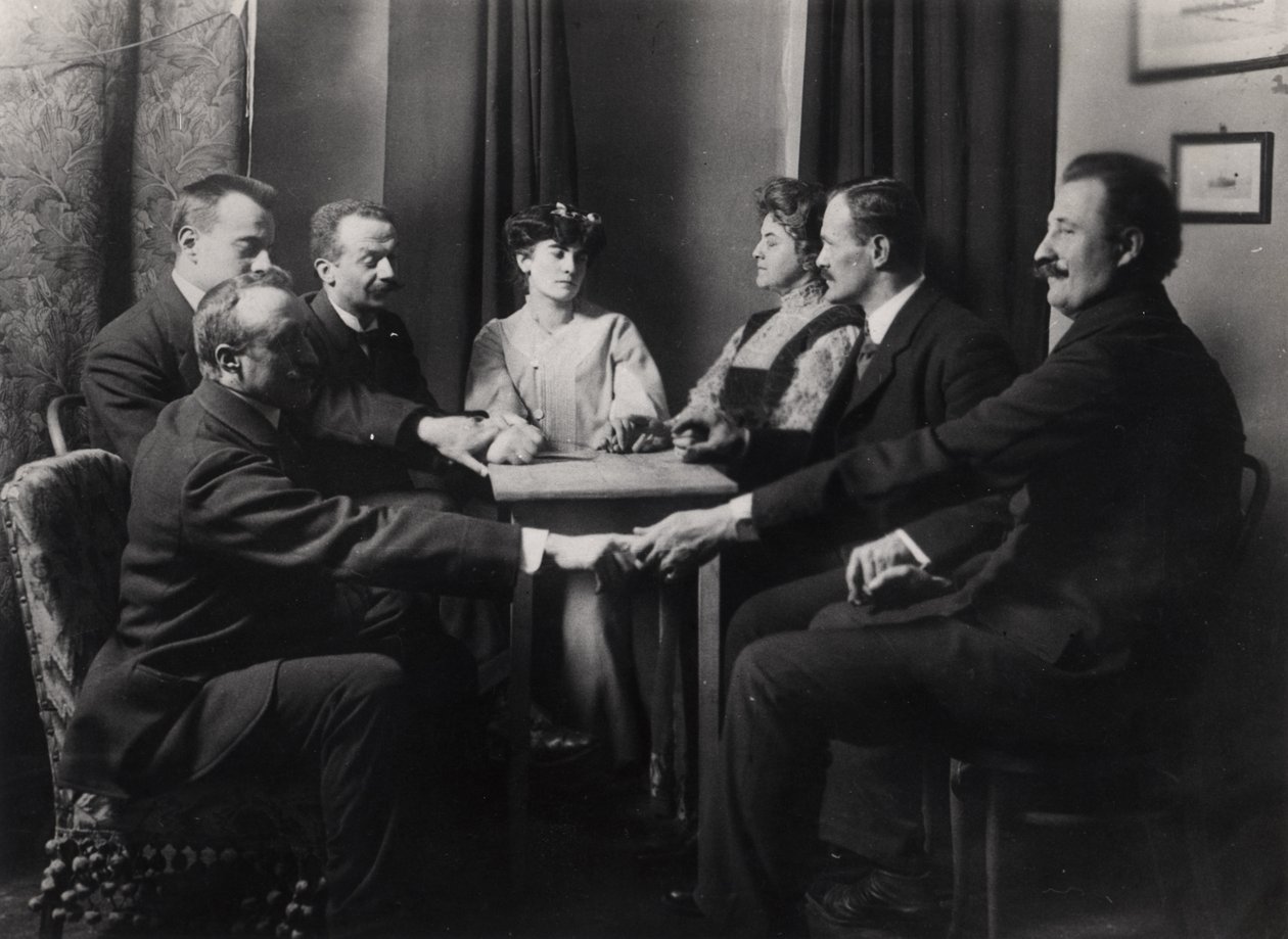 Sesión espiritista, de Fotografie di Fantasmi por E. Imoda, 1912 de French Photographer
