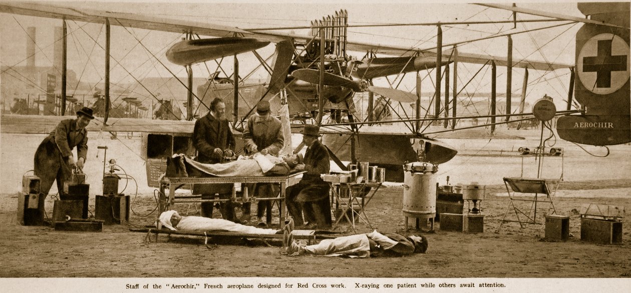 Personal del Aerochir, aeroplano francés diseñado para trabajo de la Cruz Roja, 1914-19 de French Photographer