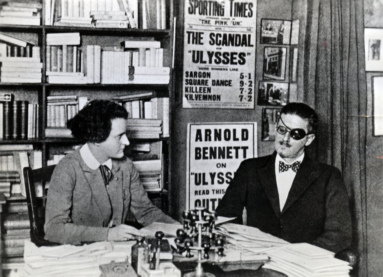 Sylvia Beach y James Joyce, c.1922 de French Photographer