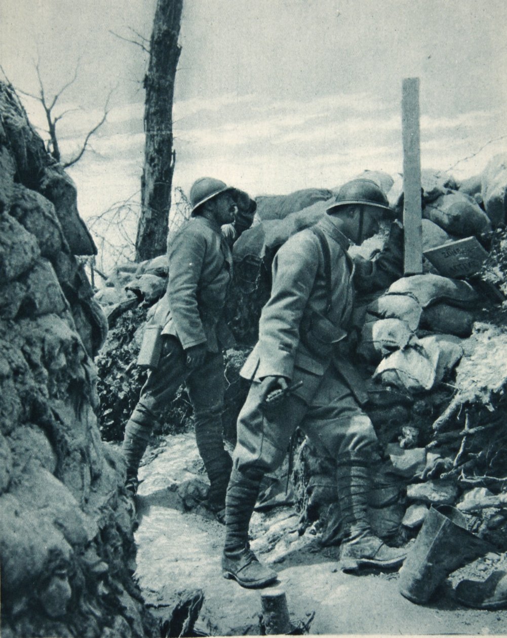 El frente francés: observando la trinchera enemiga a través de un periscopio antes de lanzar, ilustración de The Illustrated War News, enero de 1917 de French Photographer