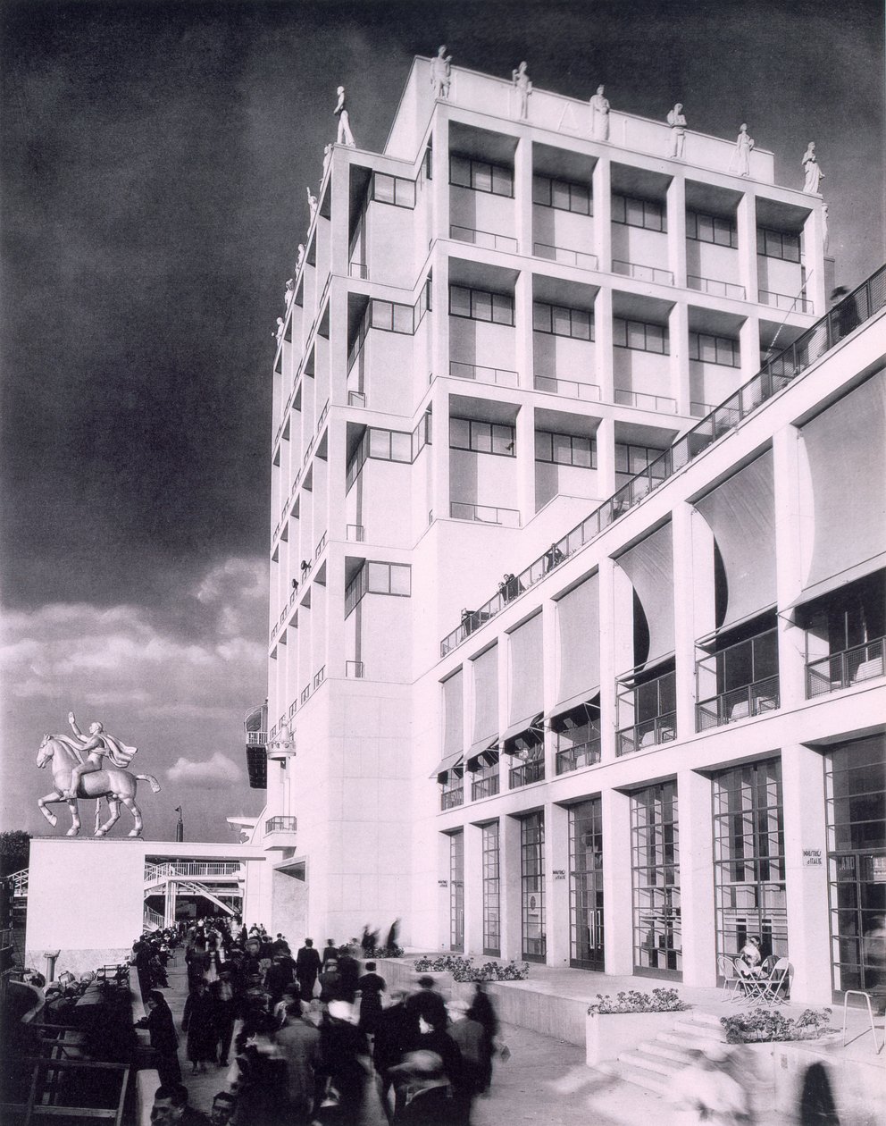 El edificio italiano en la Exposición Internacional de París, 1937 de French Photographer