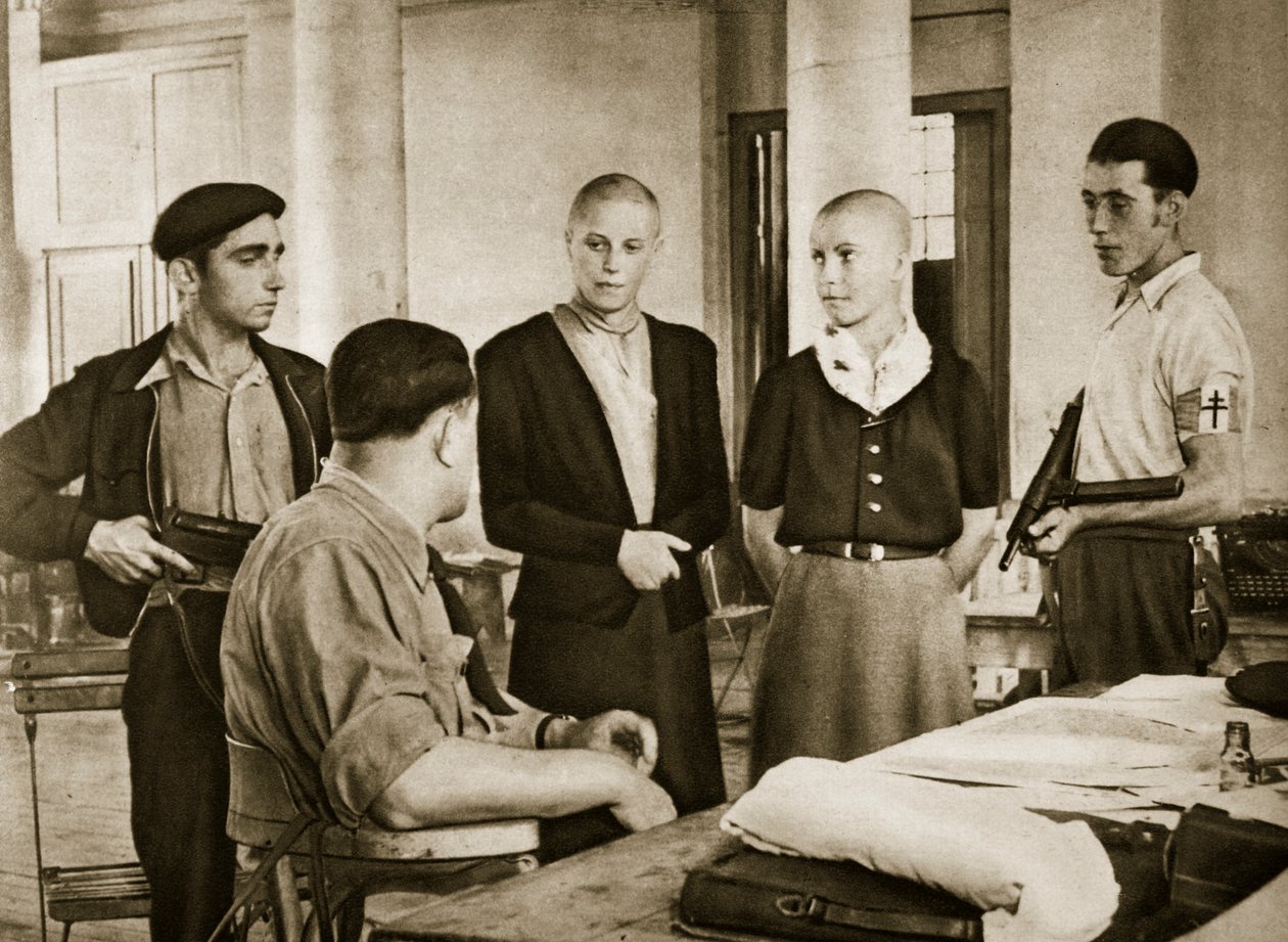 El alcalde de un pequeño pueblo francés interroga a dos mujeres acusadas de dormir con el enemigo, 1944 de French Photographer