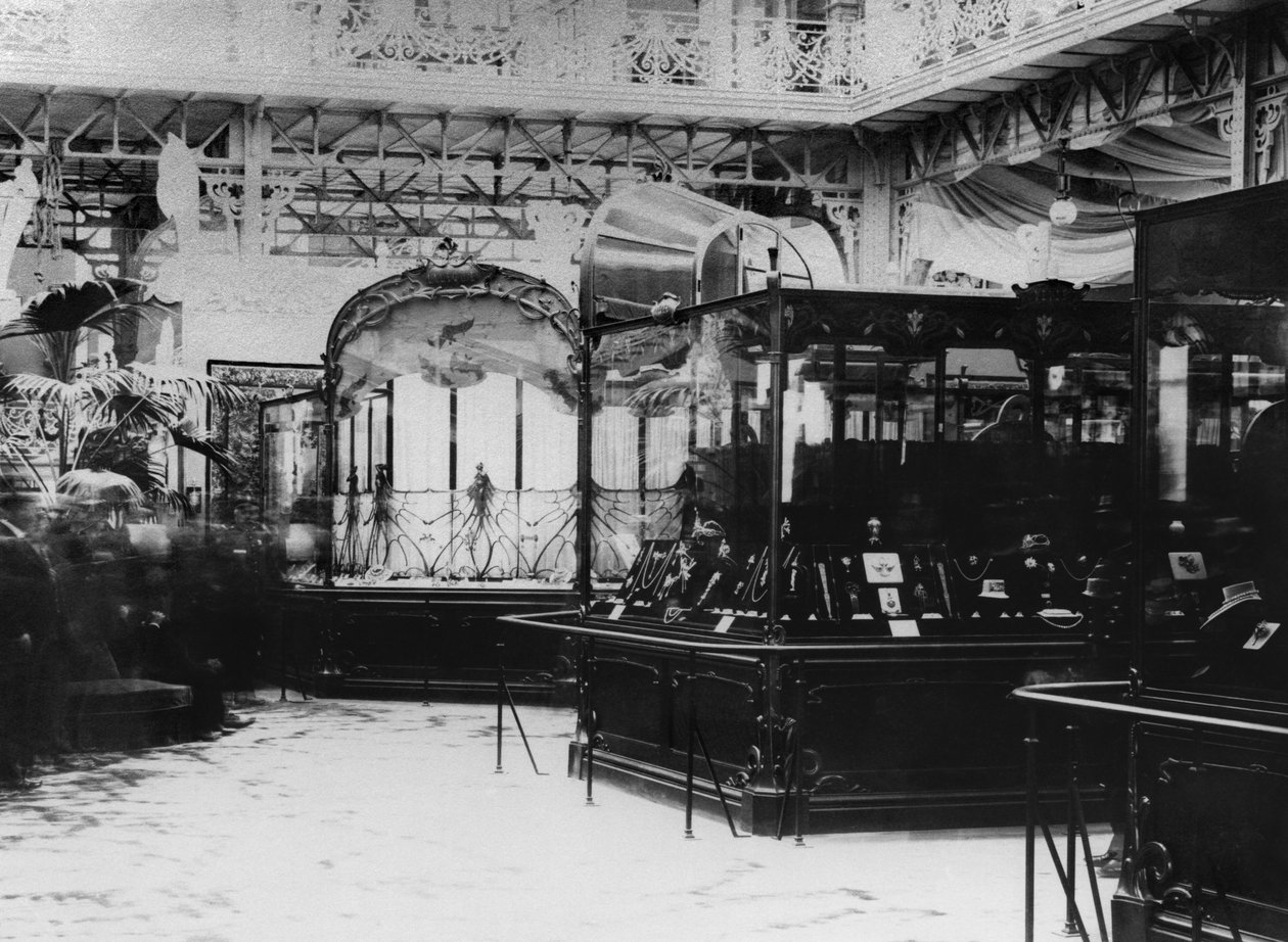 La galería Samuel Bing exhibiendo a René Lalique (1860-1945) durante la Exposición Universal, París, 1900 de French Photographer