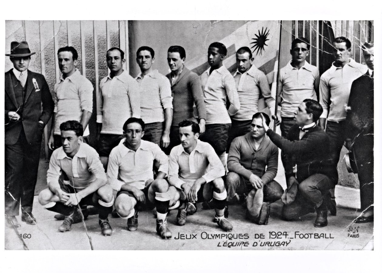 El equipo de fútbol de Uruguay en los Juegos Olímpicos de París, 1924 de French Photographer