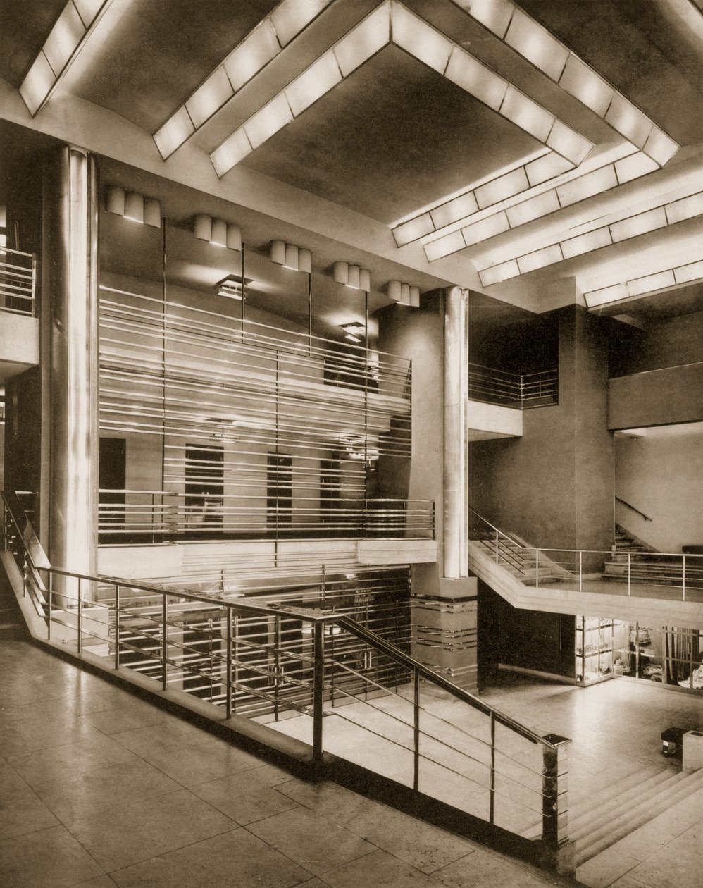La escalera del vestíbulo y el balcón enrejado del Teatro Pigalle, 1920s de French Photographer