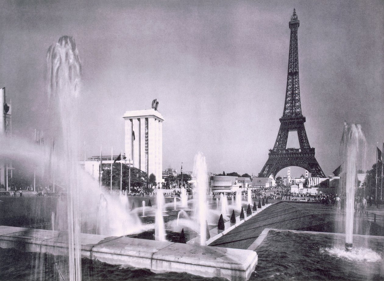 Los lagos ornamentales frente a la Torre Eiffel, durante la Exposición Internacional de París, 1937 de French Photographer