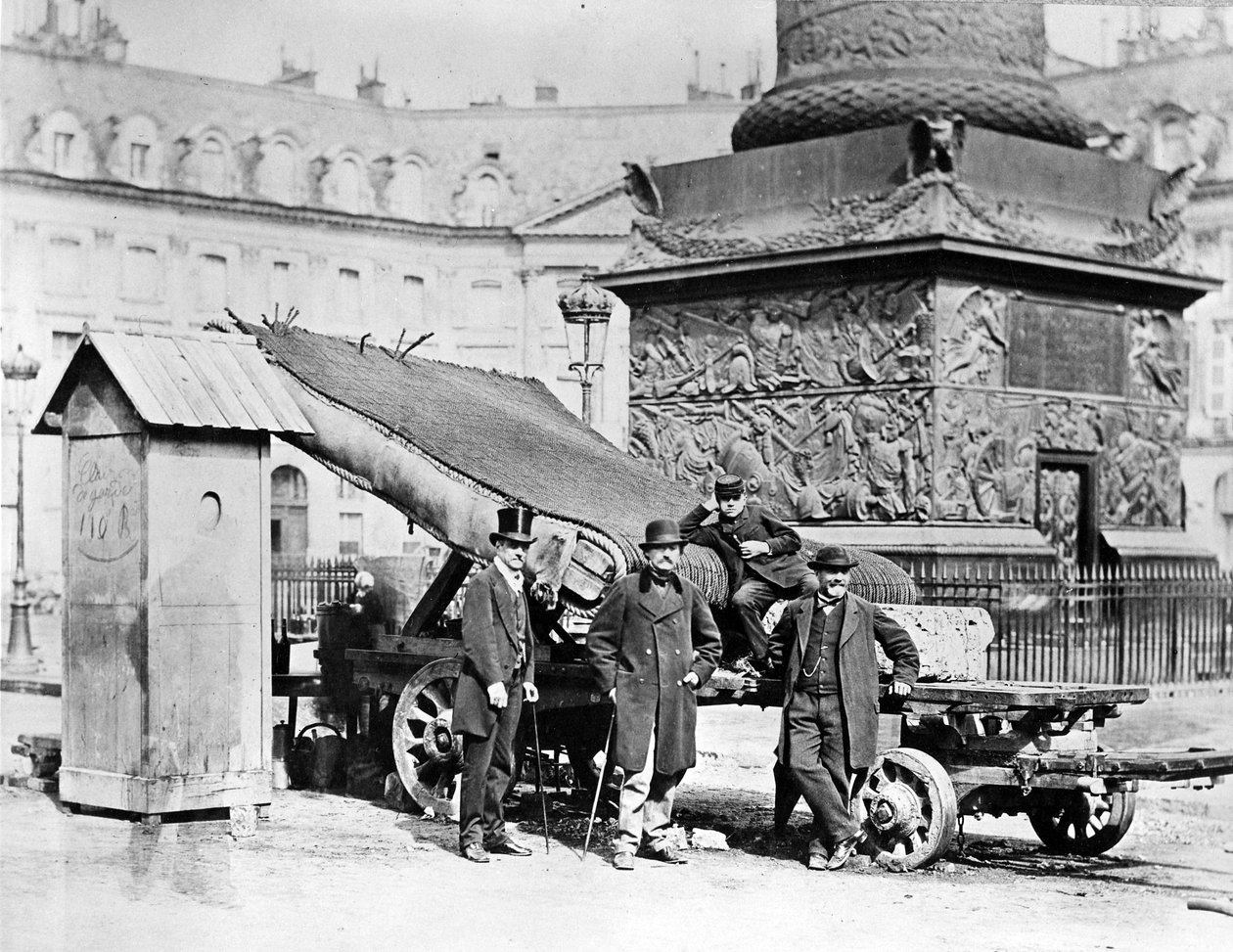 Tropas de la Comuna de París en la Plaza Vendôme, 1871 de French Photographer