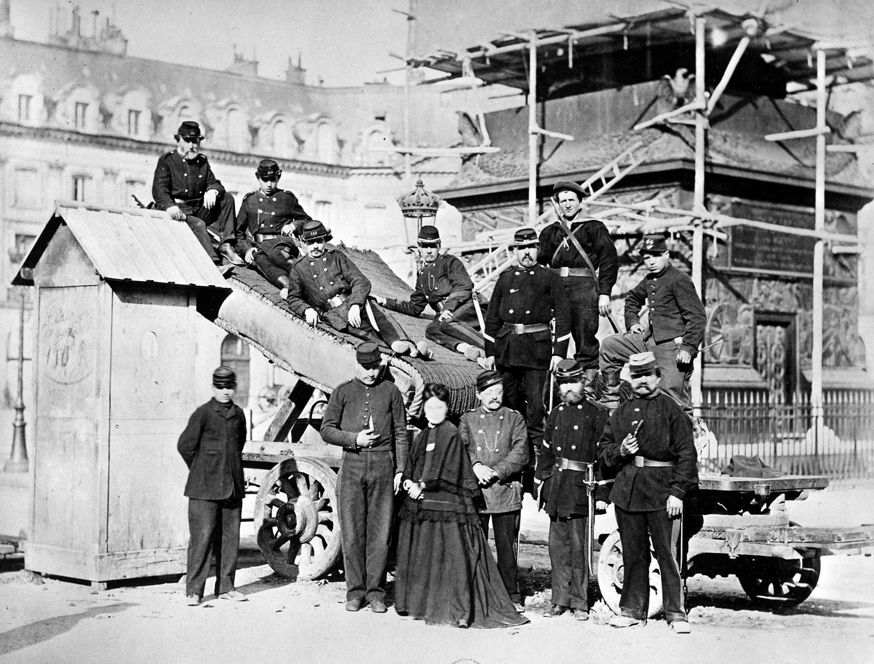 Tropas de la Comuna de París en la Plaza Vendôme, 1871 de French Photographer