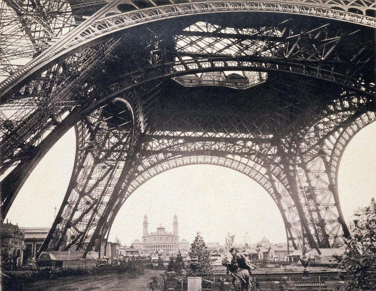 Bajo la Torre Eiffel, antes de ascender, de L