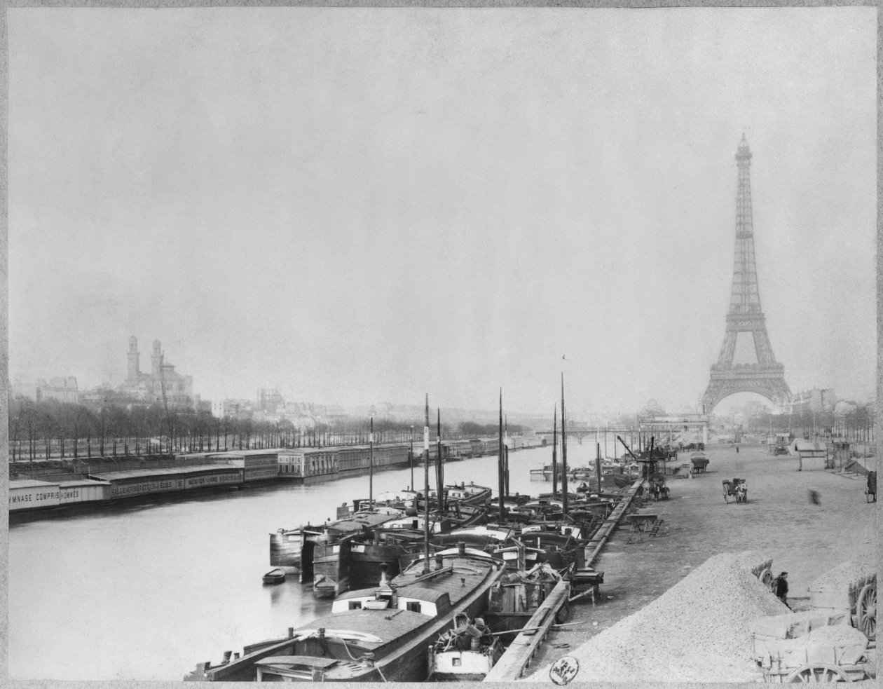 Vista de las orillas del Sena y la Torre Eiffel, París de French Photographer