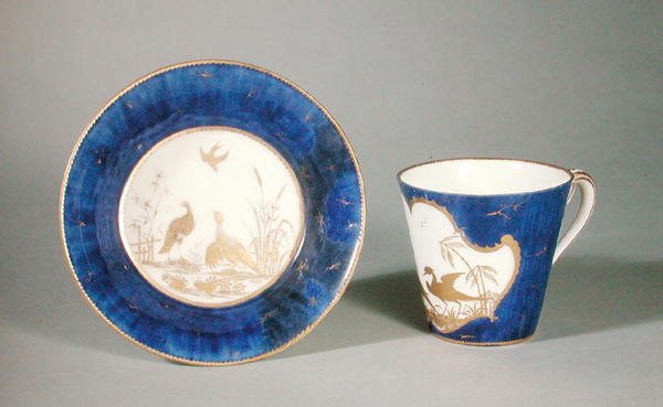 Taza y platillo decorados con pájaros sobre un fondo azul, taller de Vincennes de French School