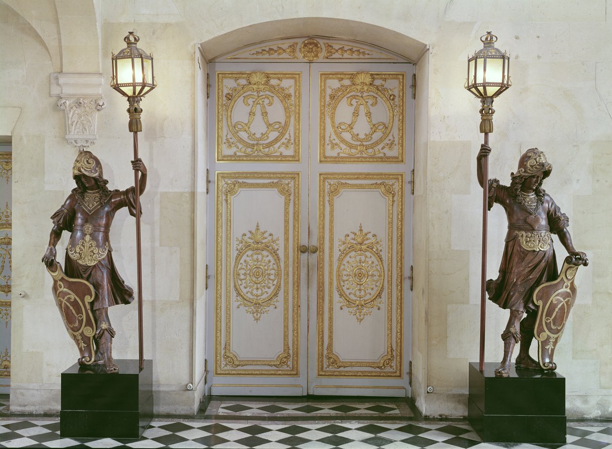 Puertas del vestíbulo frente a la escalera de French School