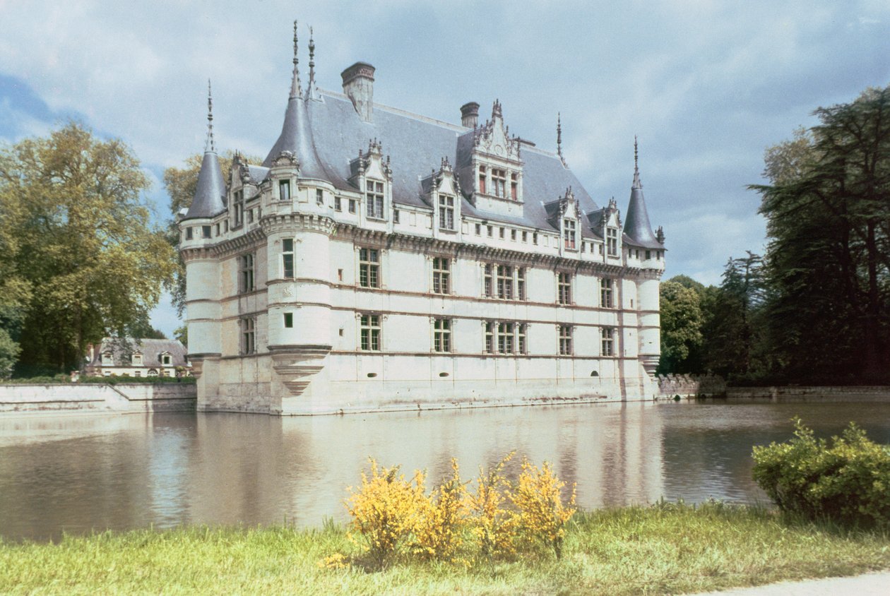Vista exterior del Castillo de Azay-le-Rideau, construido para Gilles Berthelot, 1518-27 de French School