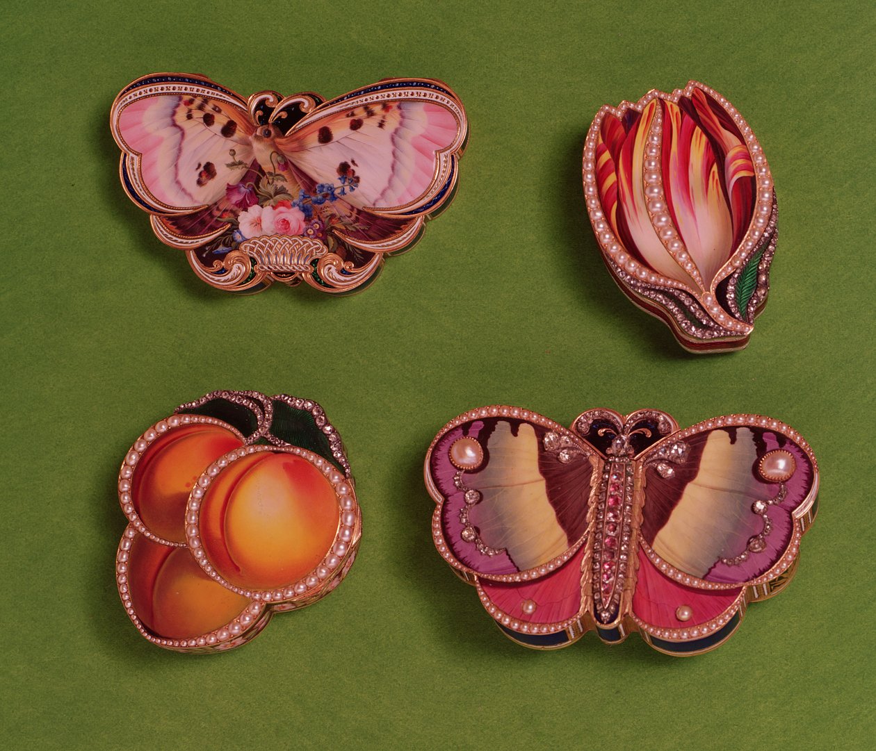 Cuatro cajas esmaltadas y enjoyadas, en forma de mariposa, tulipán y melocotón, mediados del siglo XVIII de French School