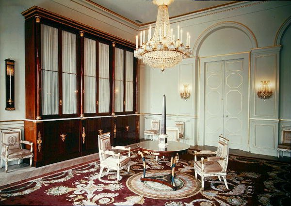 Interior de la biblioteca en el apartamento del Príncipe Eugenio de Beauharnais (1781-1824) de French School