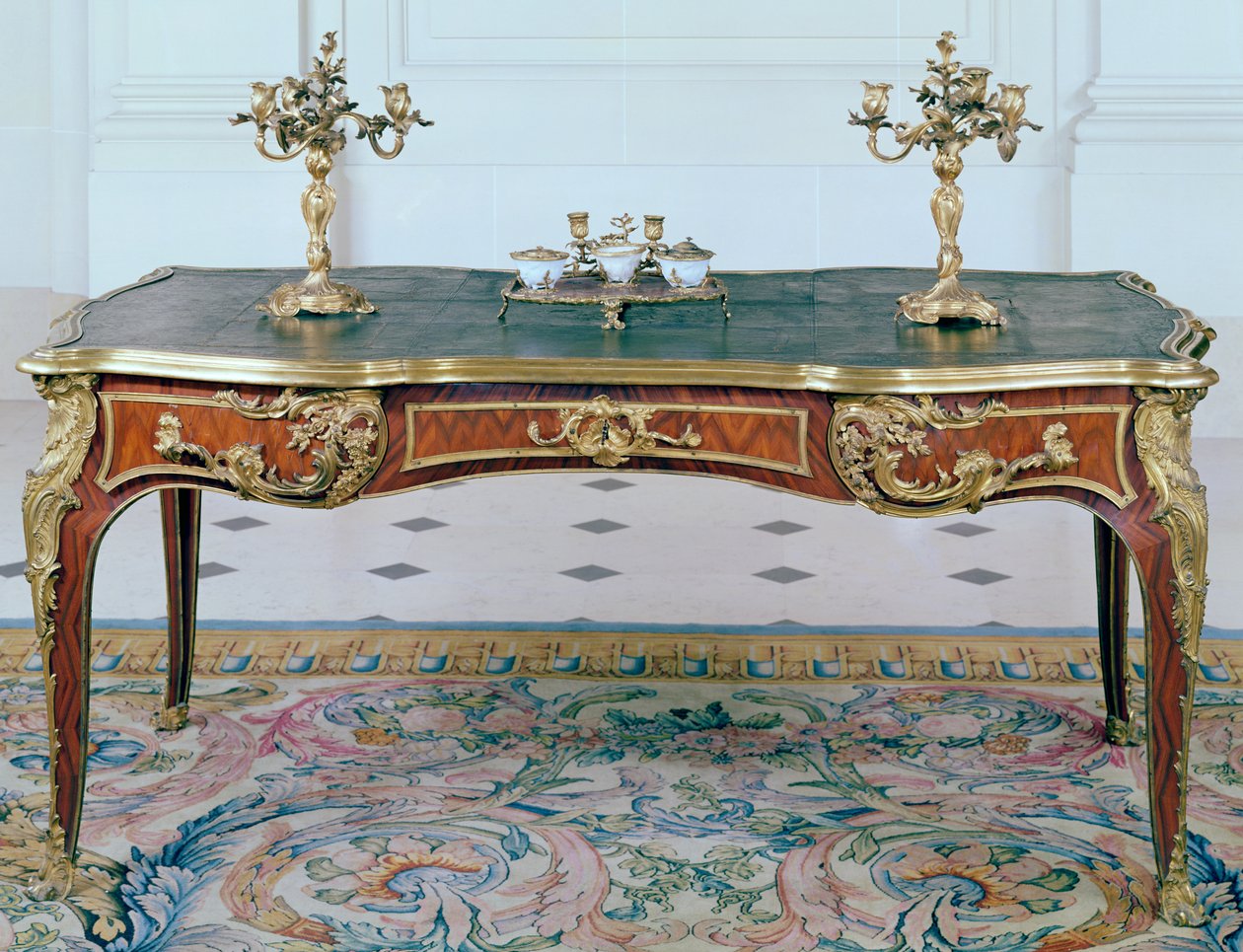 Bureau-plat de Luis XV, candelabro de bronce dorado y tintero, finales del siglo XVIII (roble chapado con madera de rey) de French School