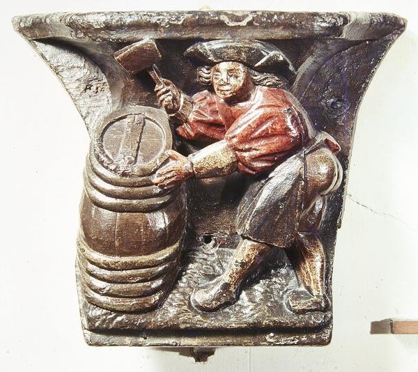Misericordia de un puesto de coro que representa a un hombre martillando un barril, de la Iglesia de Saint-Etienne des Tonneliers, Rouen (madera policromada) de French School