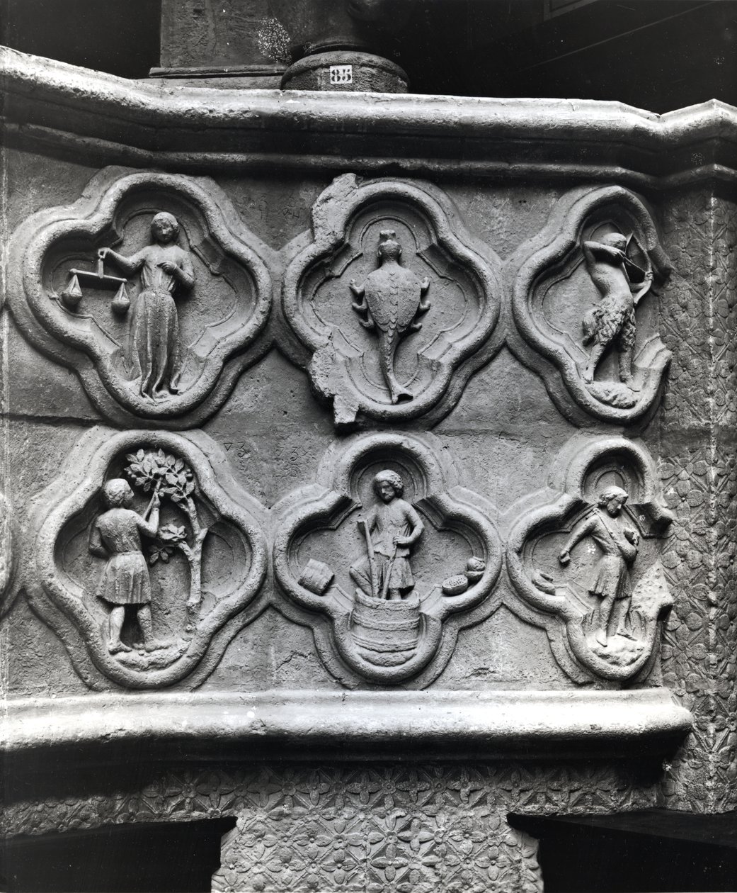 Cuatrofoils con los signos del zodiaco y los trabajos del año, de la Catedral de Notre-Dame en Amiens (reproducción en yeso de piedra) de French School