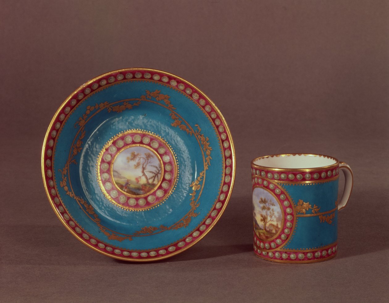 Taza y platillo de café Sevres bleu celeste, c.1780 de French School
