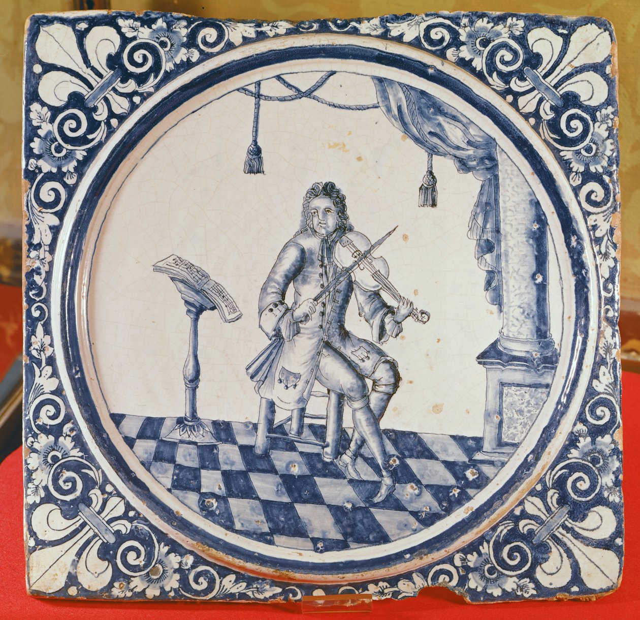 Azulejo que representa a un violinista, de Rouen, 1706 de French School