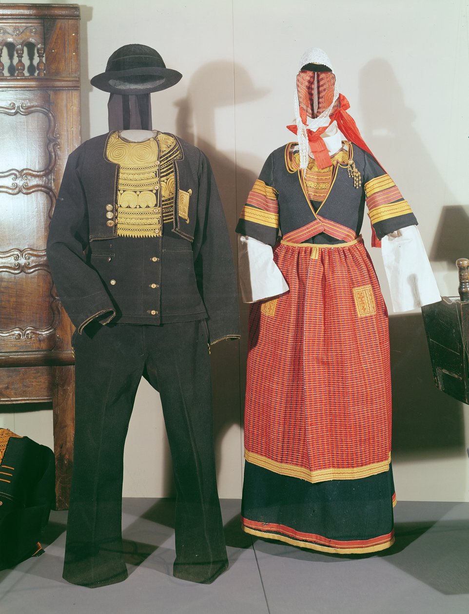 Dos maniquíes con trajes tradicionales para la Fiesta de Pont-l