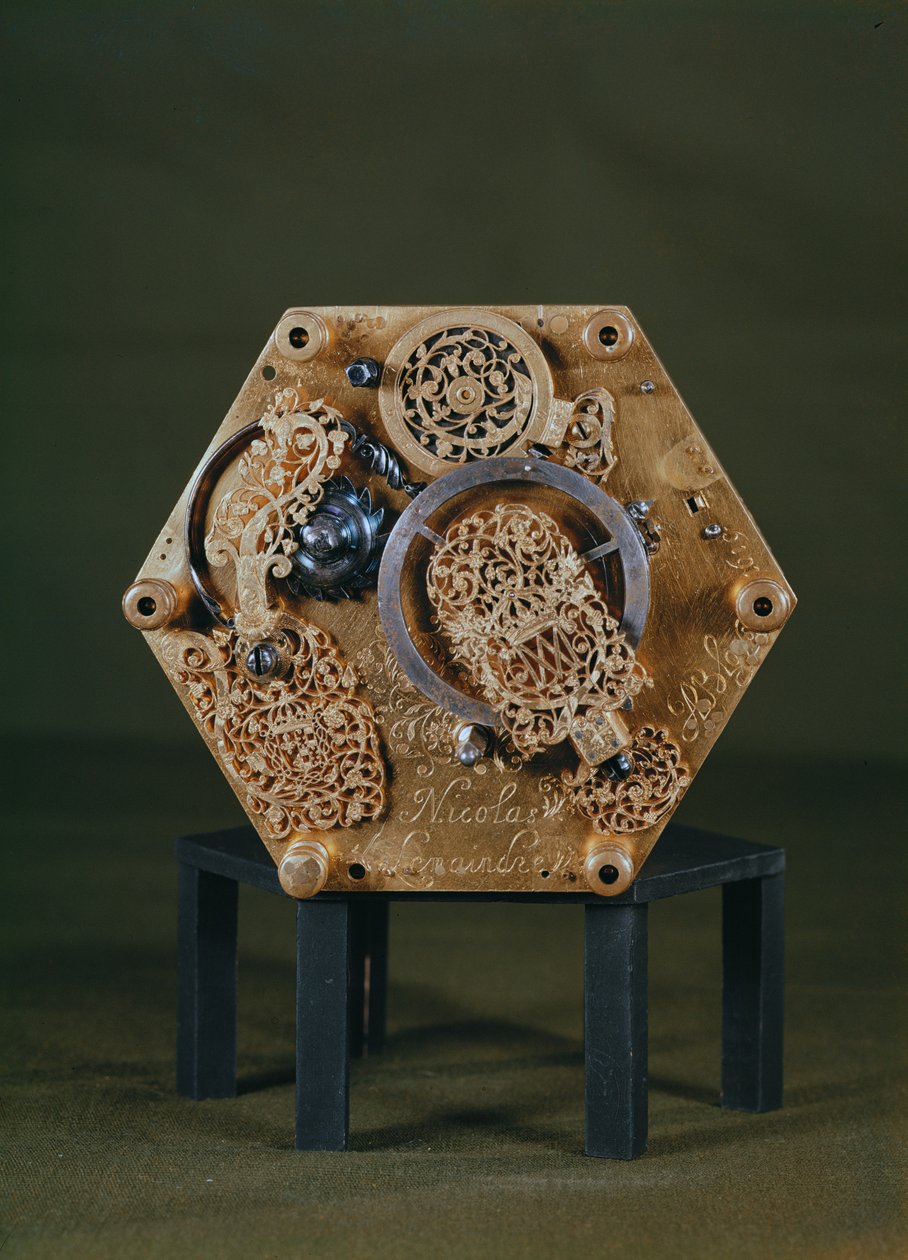 Parte inferior de un movimiento de reloj de mesa hexagonal por Nicolas Lemaindre, 1619 (metal dorado) de French School