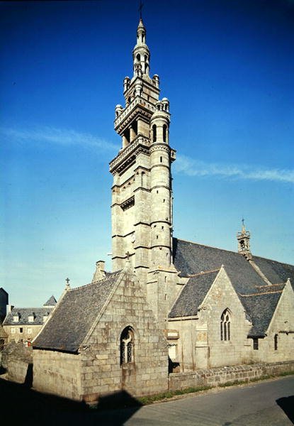Vista del campanario de la Iglesia de Notre-Dame de Kroaz-Baz, construida c.1550 de French School