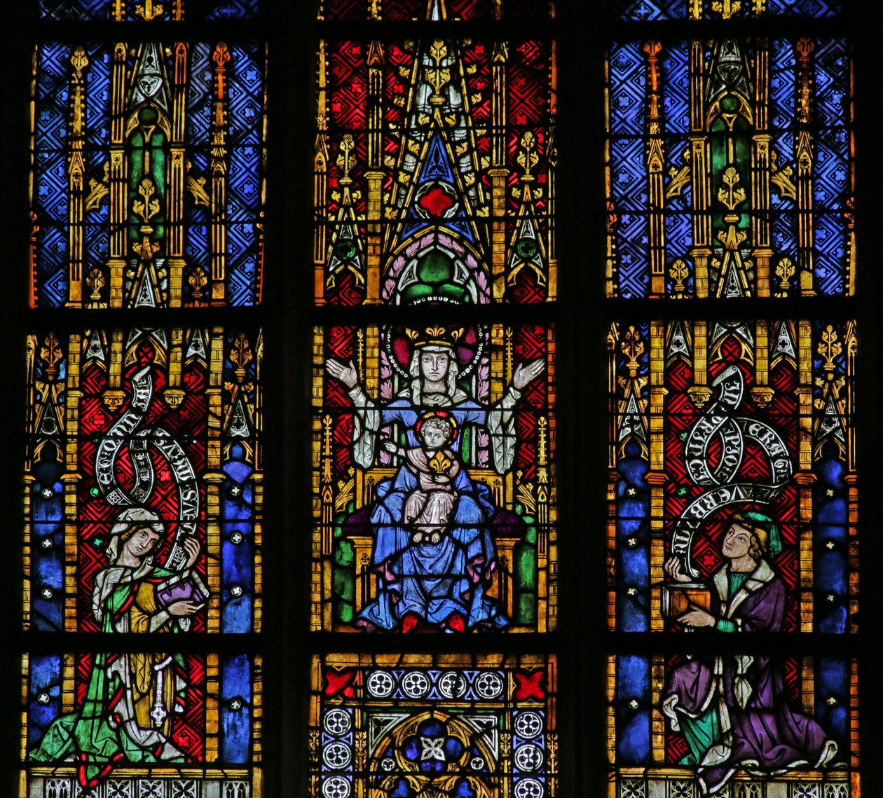 Vidriera que representa a la Virgen y el Niño con donantes, c. 1320, siglos XIV-XX de French School