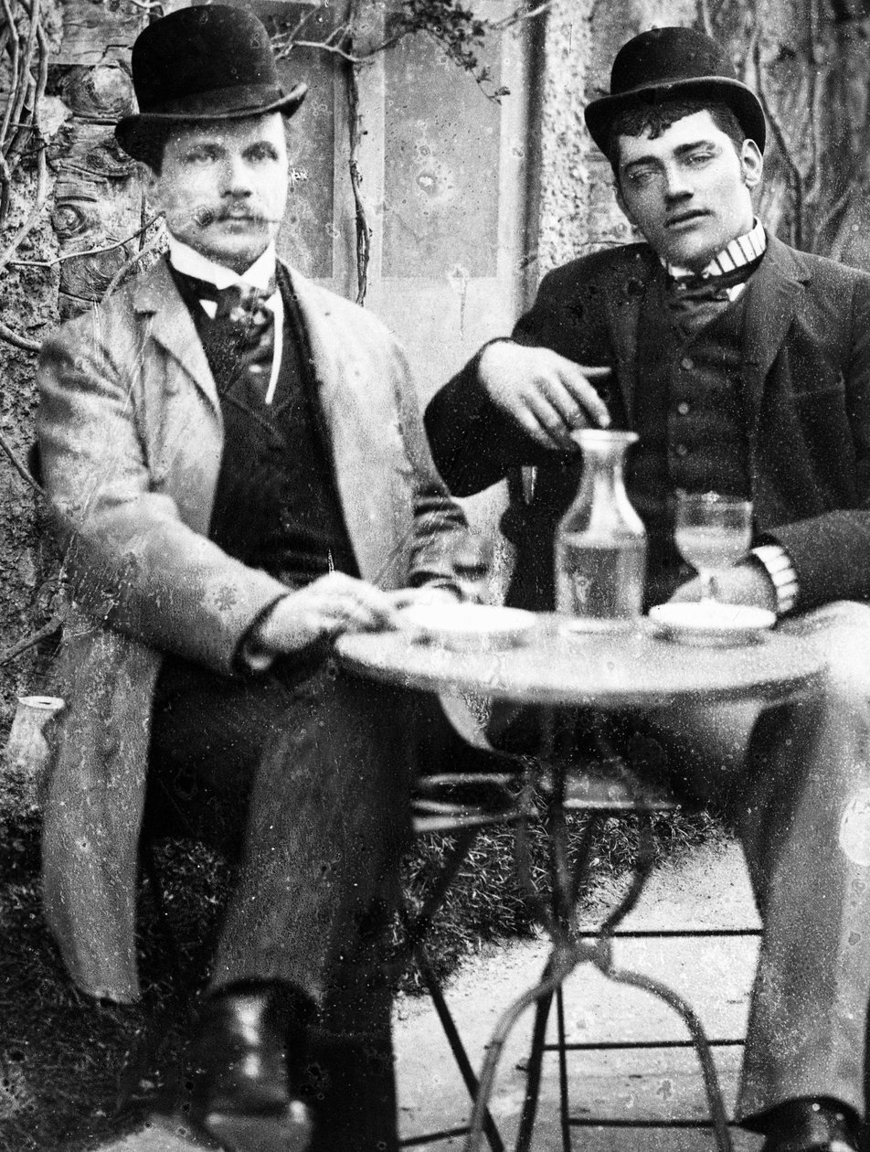 Un chatelain (Ducos) y su cochero sentados en la terraza de un café bebiendo absenta - fotografía, circa 1890 de French Photographer