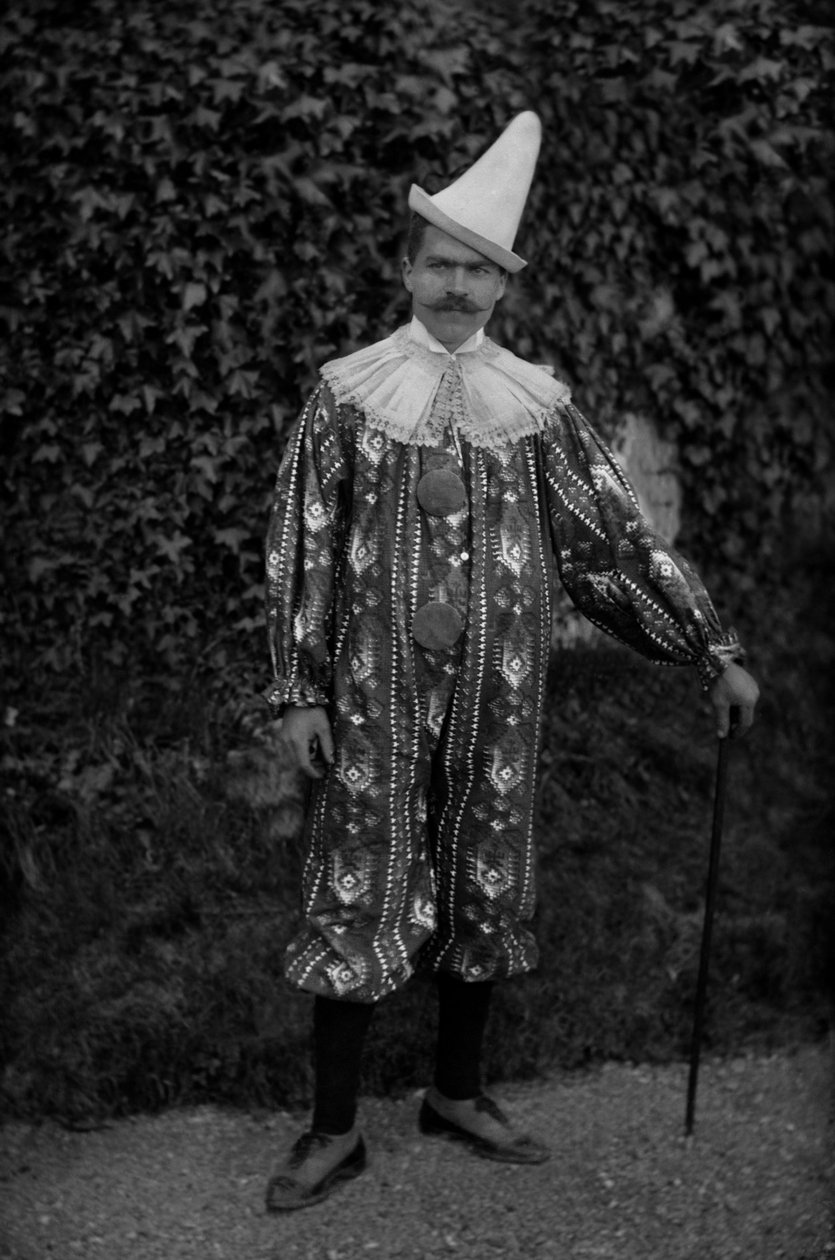 Hombre posando con un disfraz de payaso, en la Abadía de Septfontaines de French Photographer