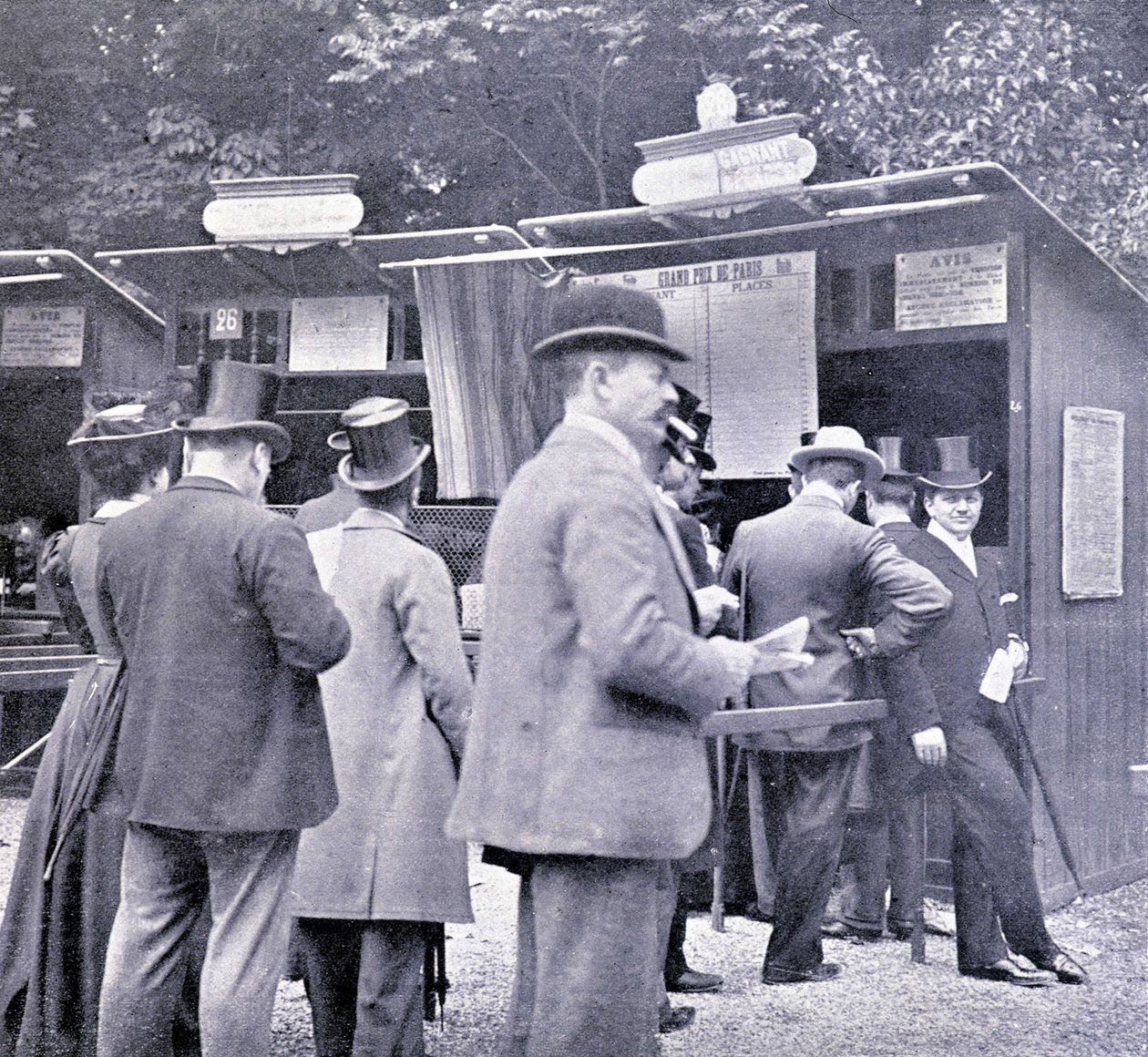 Apuestas antes de la carrera de caballos (siglo XIX). de French Photographer