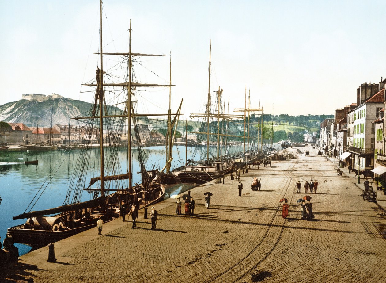 Barcos atracados en Cherburgo con el antiguo fuerte al fondo, 1890-1900 de French Photographer