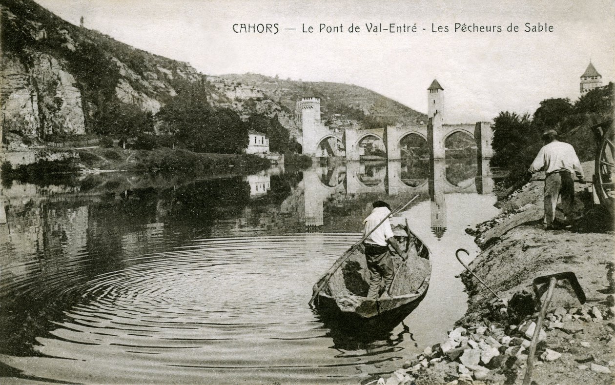 Cahors a principios del siglo XX: pescadores de arena y su barco en el Lot, puente de Valentré (Valentré) de French Photographer