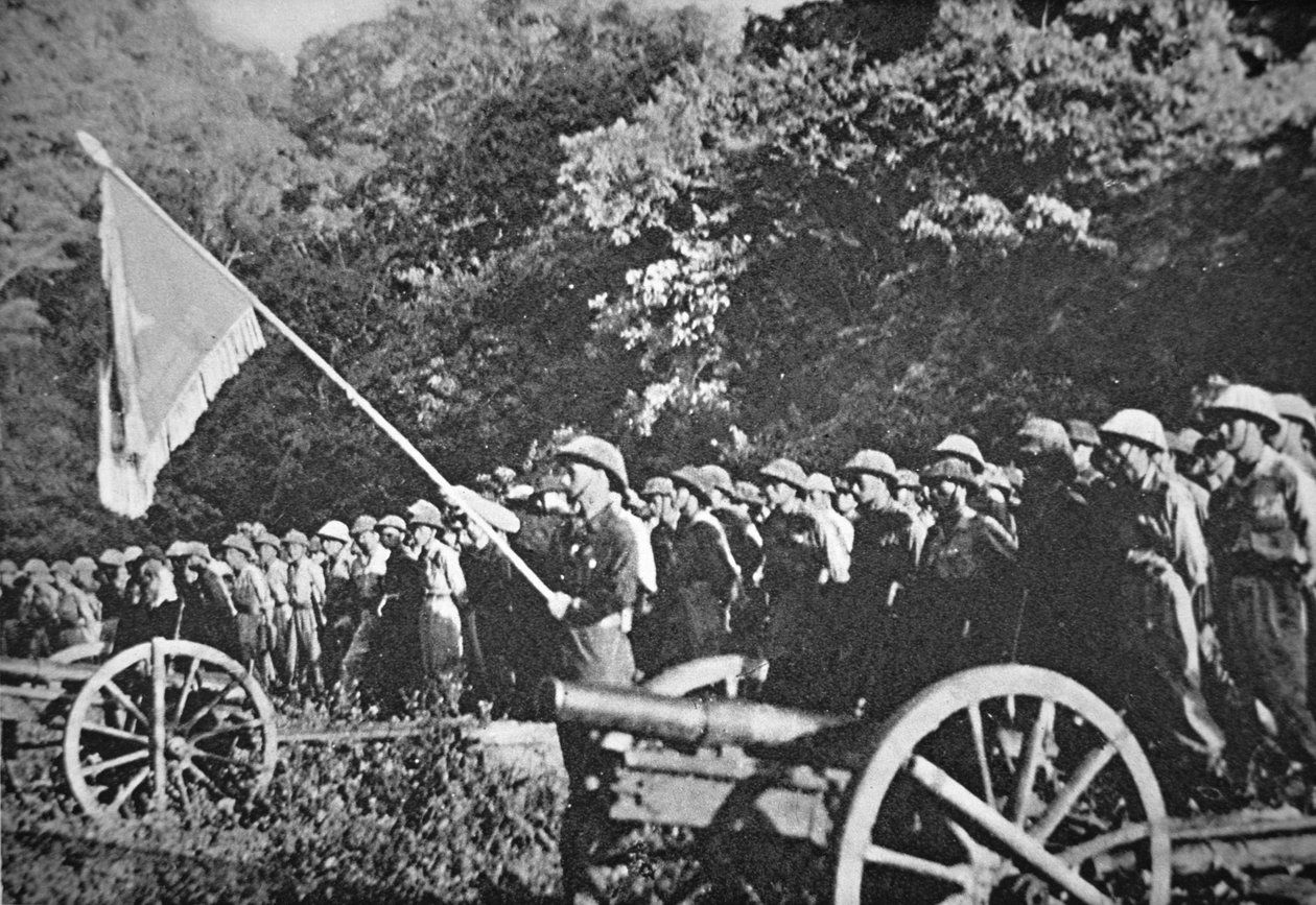 Tropas comunistas del Viet Minh en desfile con artillería de campo ligera, durante el sitio de Dien Bien Phu, noviembre de 1953-mayo de 1954 de French Photographer