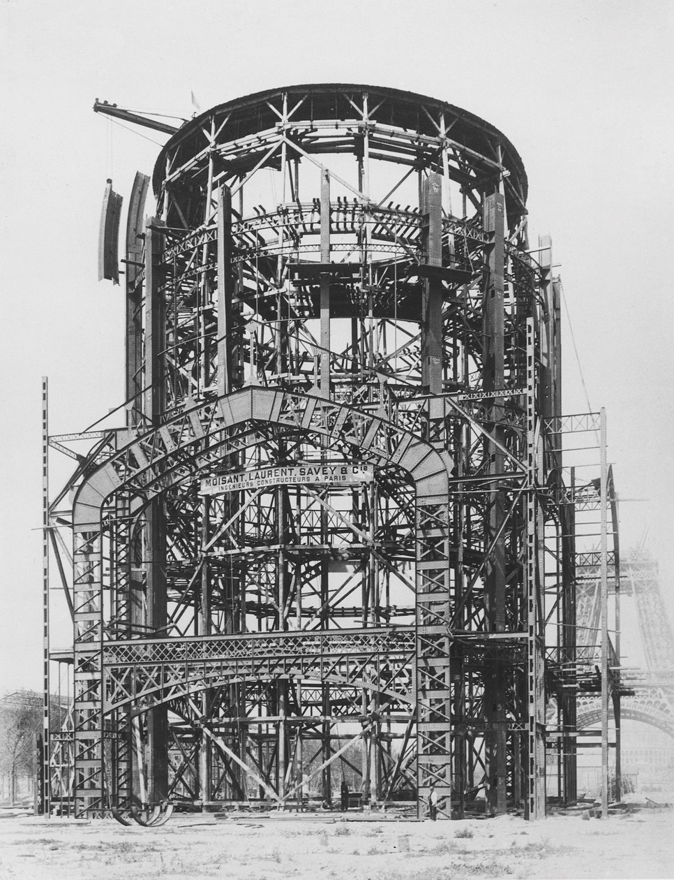 Construcción de la Gran Cúpula Central para la Exposición Universal, París, 1888 de French Photographer