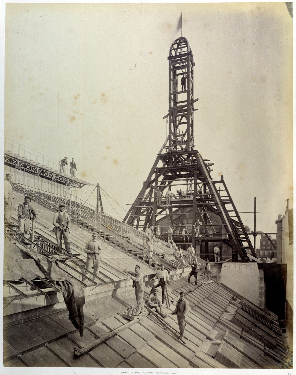 Construcción del contador nacional de descuento de París (o CNEP: uno de los cuatro bancos fundados por BNP Paribas): trabajadores en vidrio y andamios (mayo de 1881). París, Bhvp de French Photographer