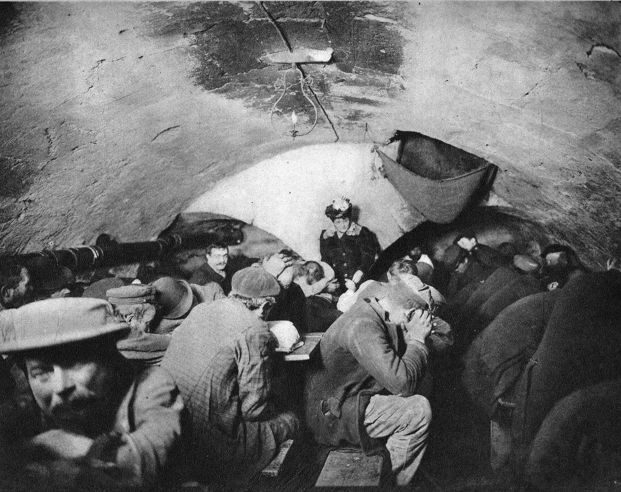 Vida cotidiana de los vagabundos de París, refugiándose en bóvedas. Fotografía, finales del siglo XIX, París. Coll. Selva. de French Photographer